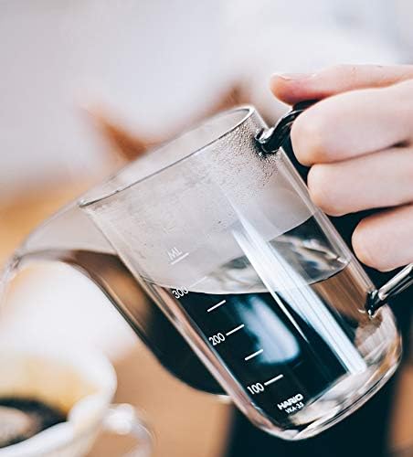 手持 Drip Kettle Air 的近距離注水姿勢,可見壺身刻度。