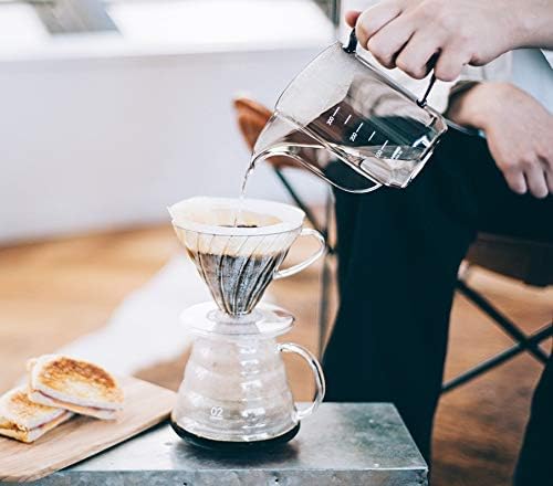 Drip Kettle Air 在桌面手沖場景向 V60 濾杯注水。