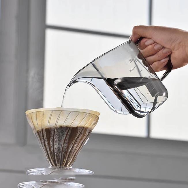 HARIO V60 Drip Kettle Air 以細水流向咖啡濾杯注水的使用示範;其他器具不包含在內