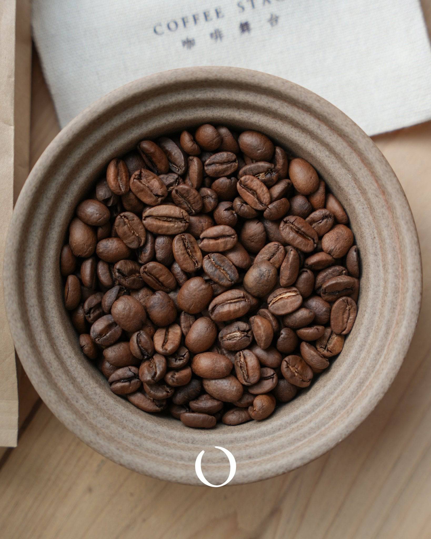 Ceramic bowl filled with premium Geisha coffee beans from Panama&