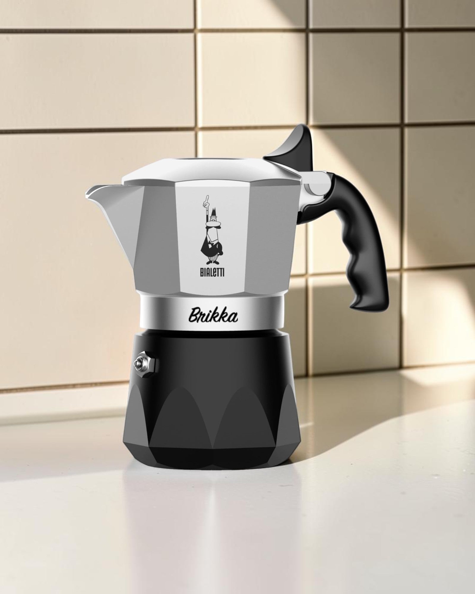 Bialetti Brikka 經典鋁色2杯摩卡壺置於意式咖啡廚房檯面的封面圖