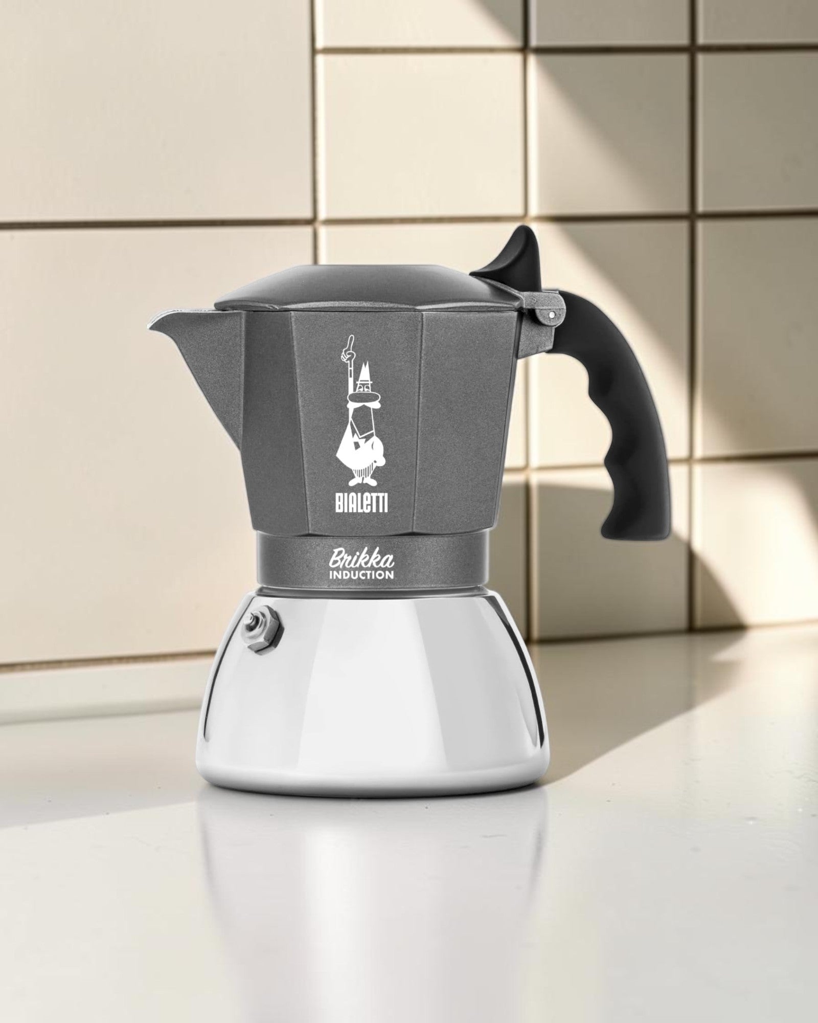 Bialetti Brikka Induction 霧灰色4杯摩卡壺置於意式咖啡廚房檯面的封面圖