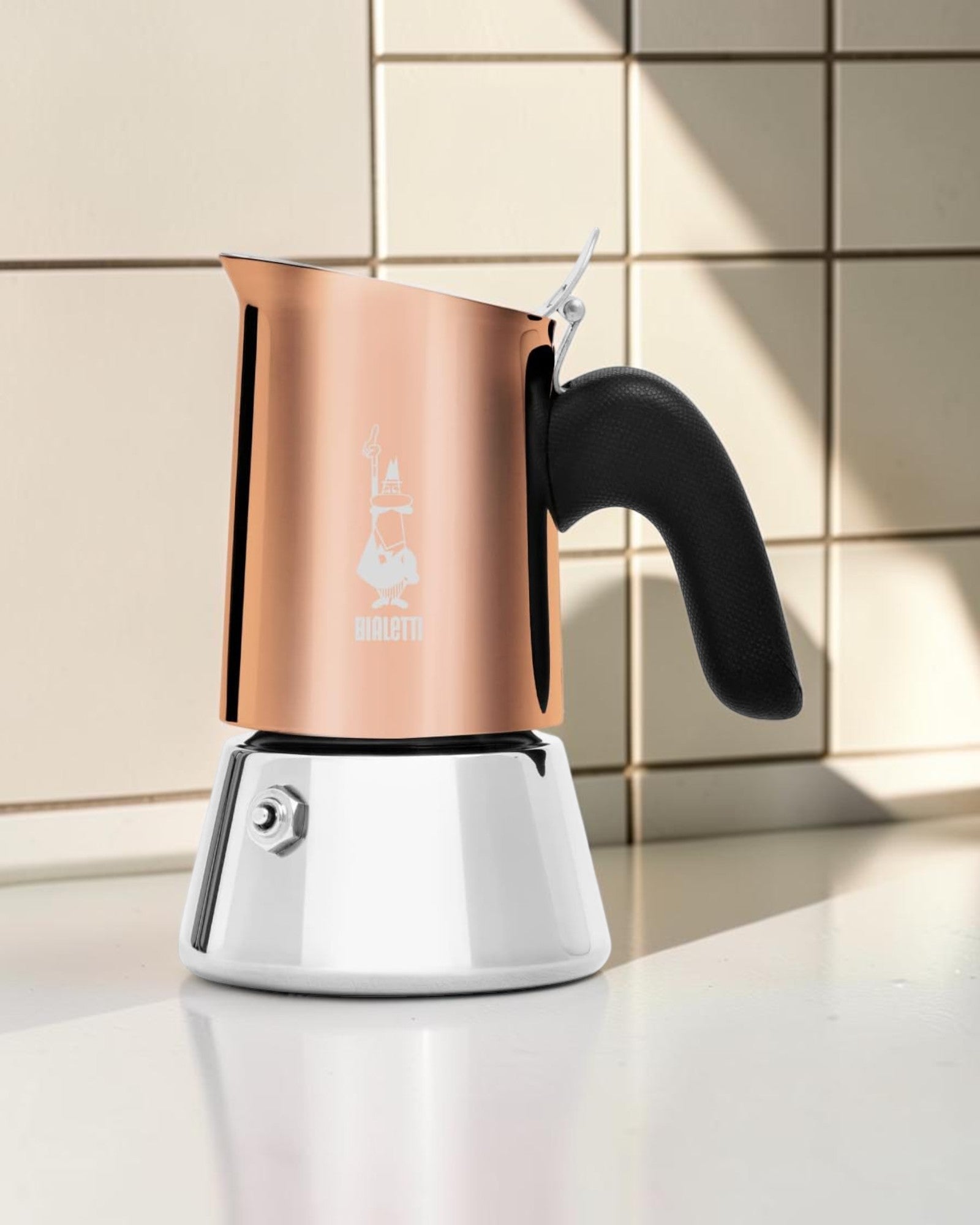 Bialetti Venus 銅色PVD 2杯不鏽鋼摩卡壺置於意式咖啡廚房檯面的封面圖