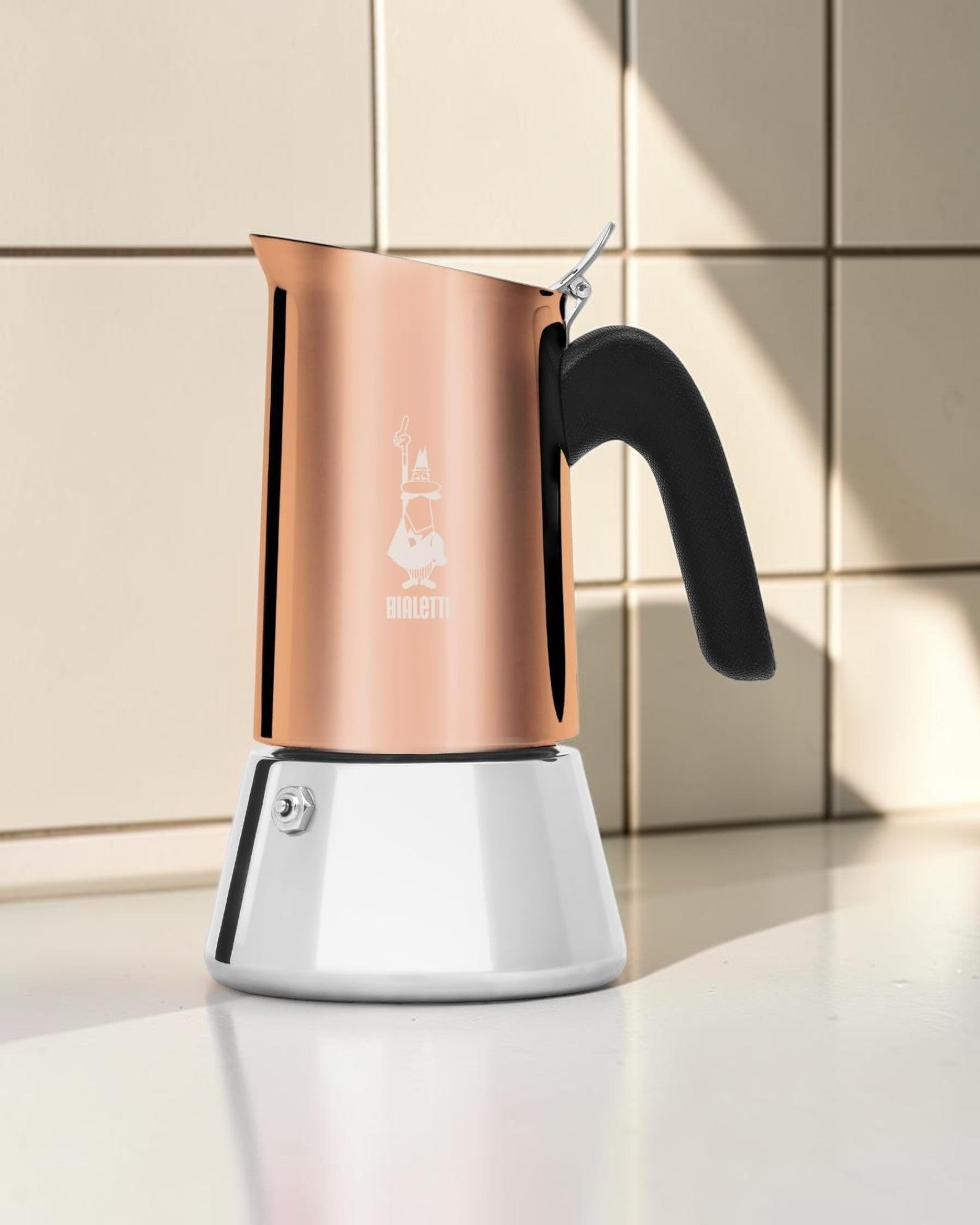 Bialetti Venus 銅色PVD 6杯不鏽鋼摩卡壺置於意式咖啡廚房檯面的封面圖
