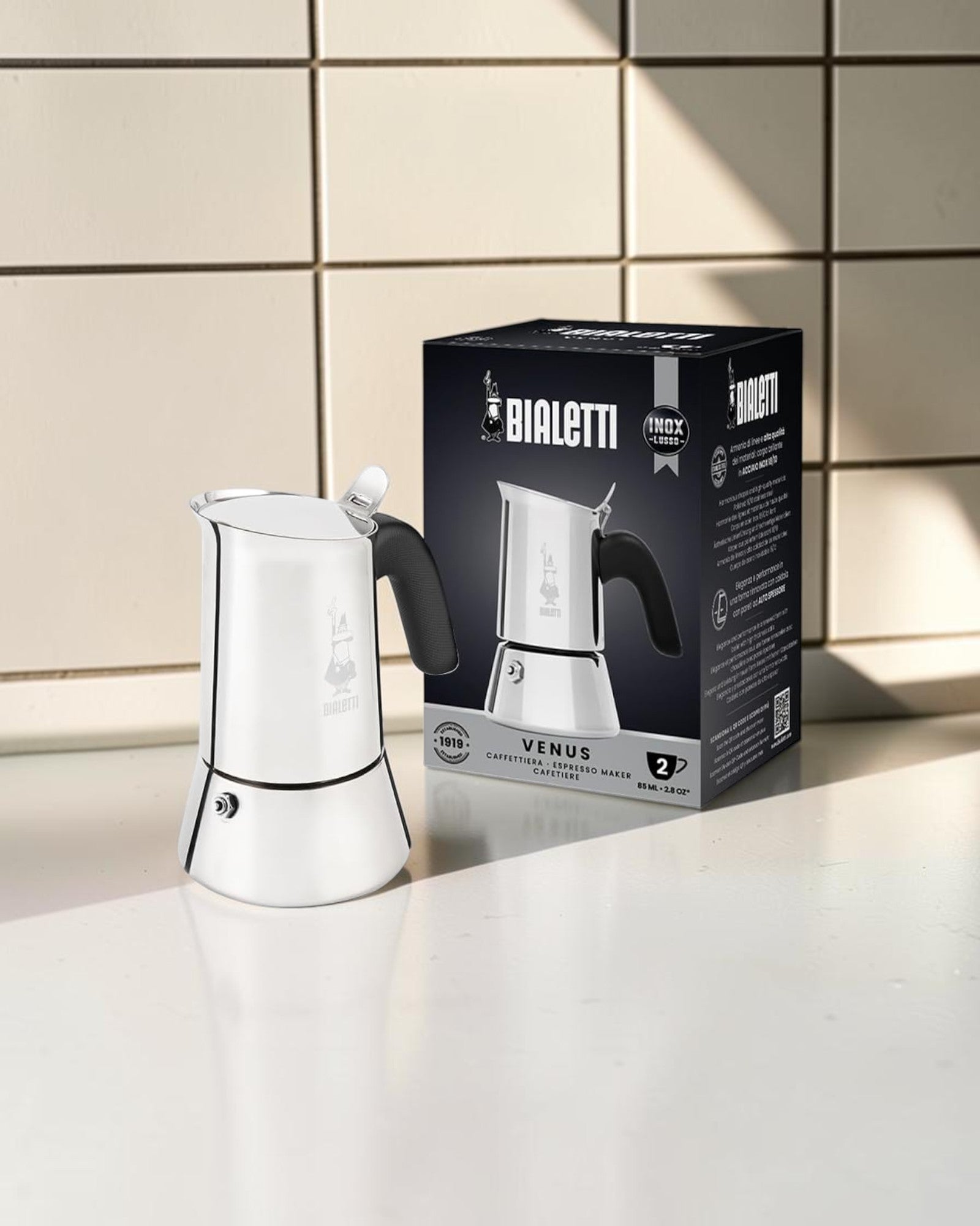 Bialetti Venus 銀色2杯不鏽鋼摩卡壺與原裝盒置於意式咖啡廚房檯面的封面圖
