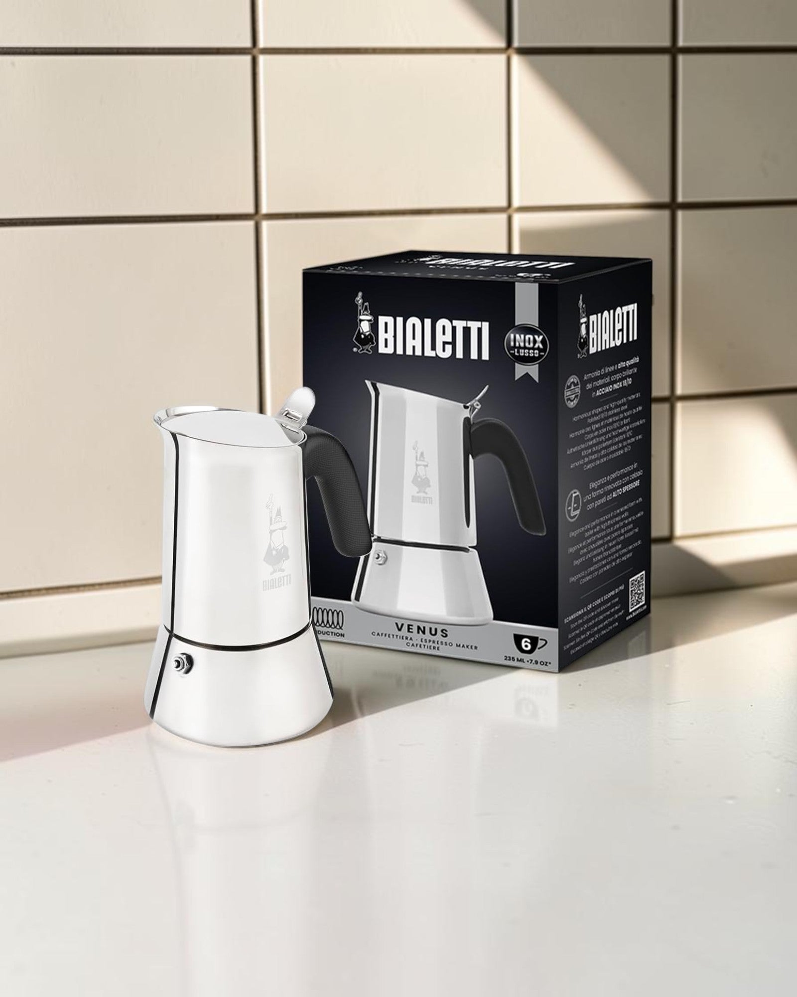 Bialetti Venus 銀色6杯不鏽鋼摩卡壺與原裝盒置於意式咖啡廚房檯面的封面圖