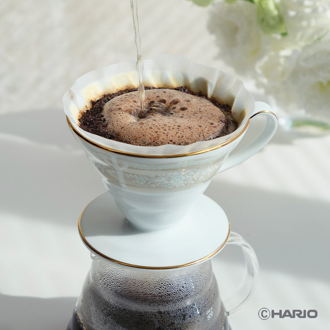 HARIO × Noritake|蕾絲木金邊米色濾杯咖啡粉層及注水視角