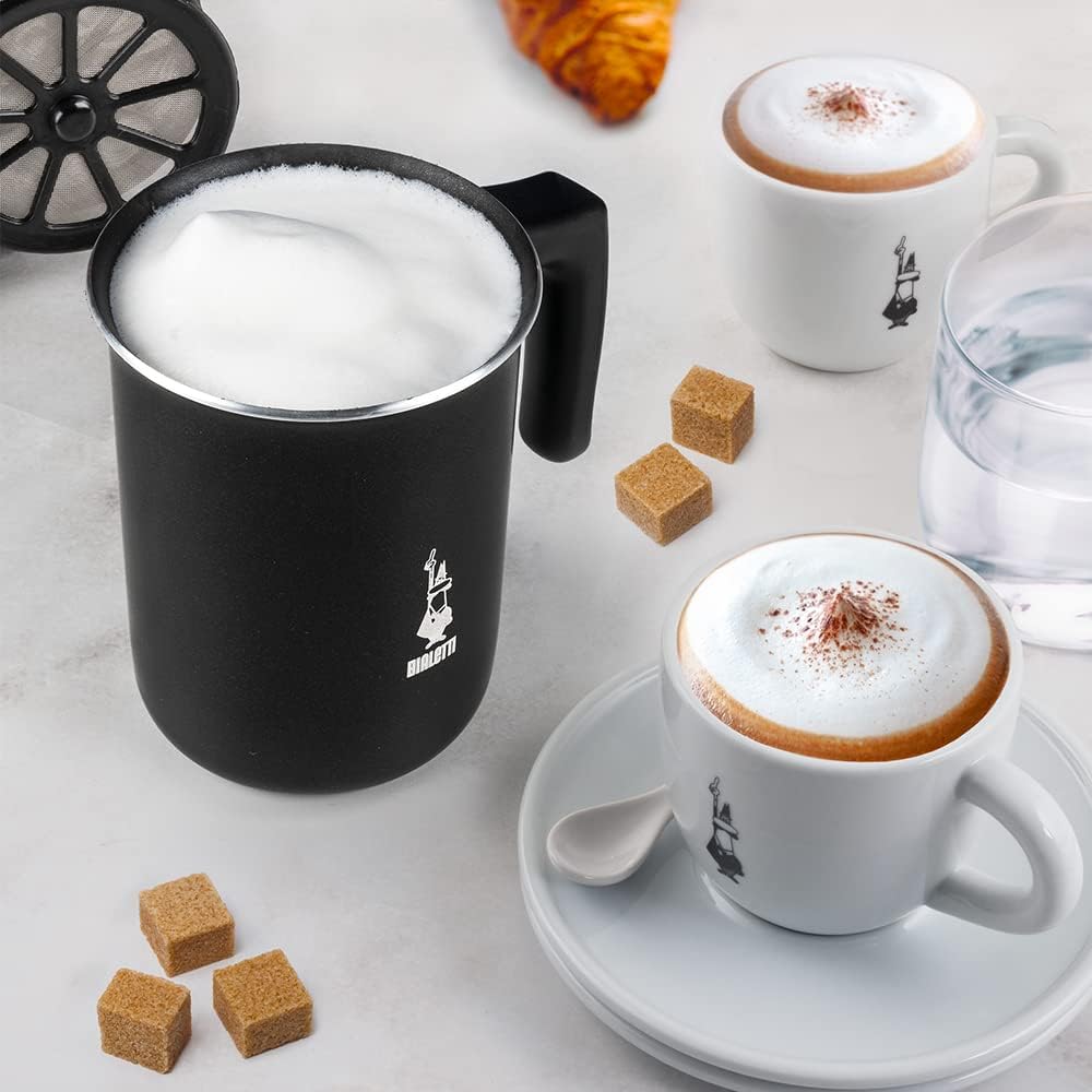 Bialetti TuttoCrema 黑色奶泡壺盛有奶泡,旁邊有咖啡杯及取下的打泡組件
