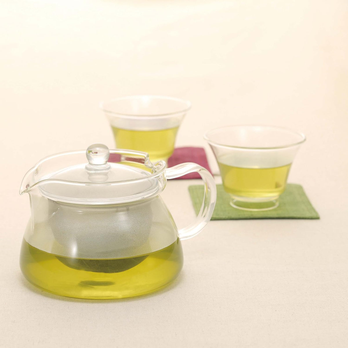 角形茶壺與兩杯綠茶