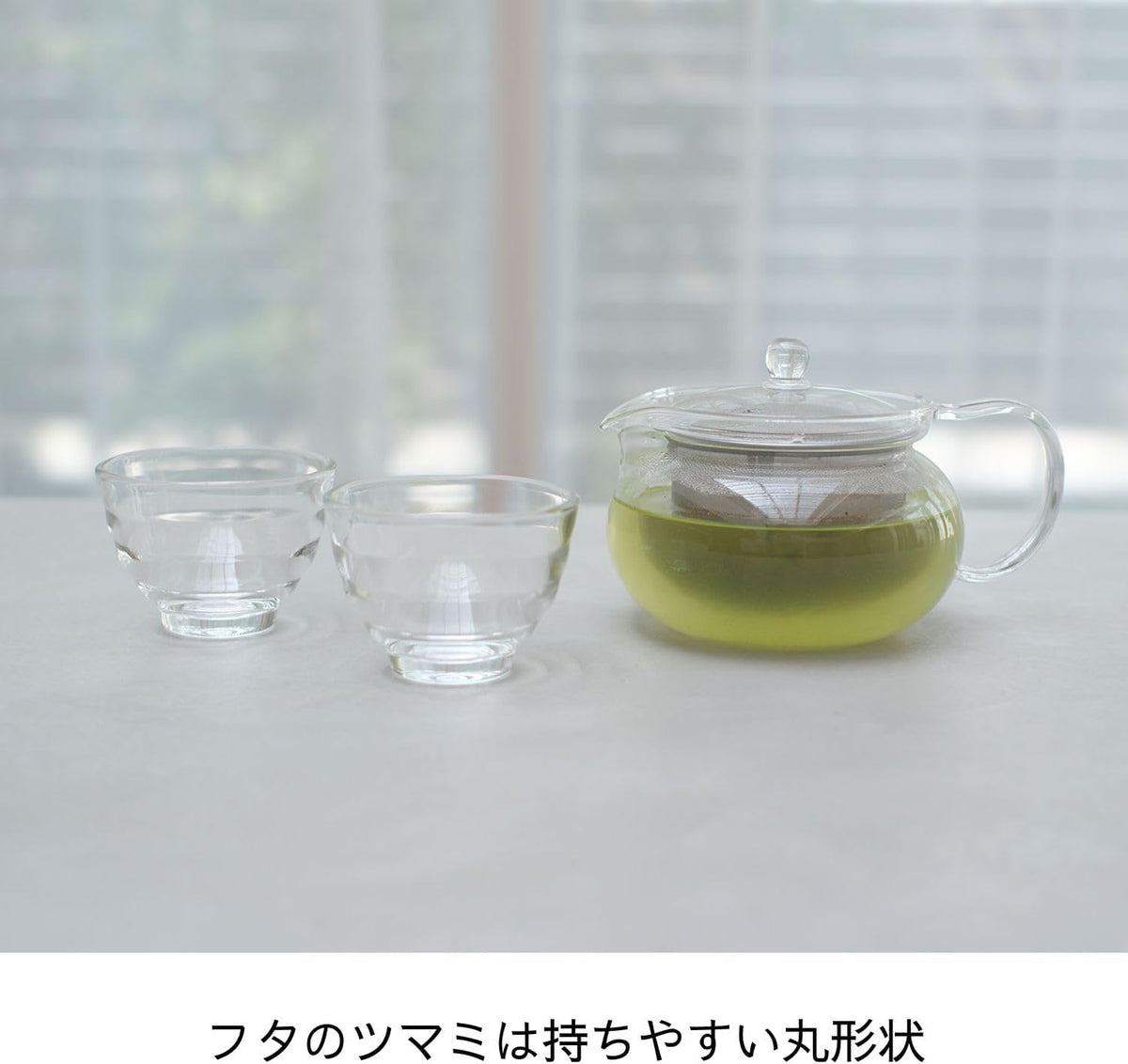 綠茶茶壺與玻璃茶杯桌面展示