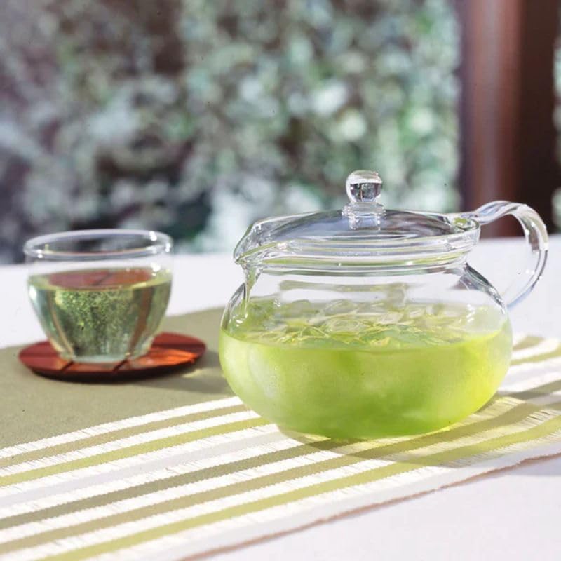 窗邊綠茶茶壺與茶杯