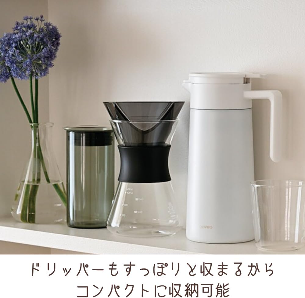 HARIO O-CP-40-B 將濾杯收進玻璃壺的收納情境,旁邊為其他餐具