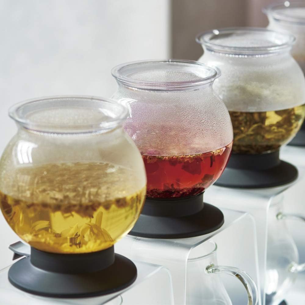 三個球形茶濾器展示不同茶葉浸泡