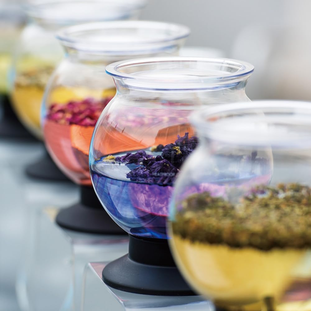 多個球形茶濾器展示不同顏色茶湯