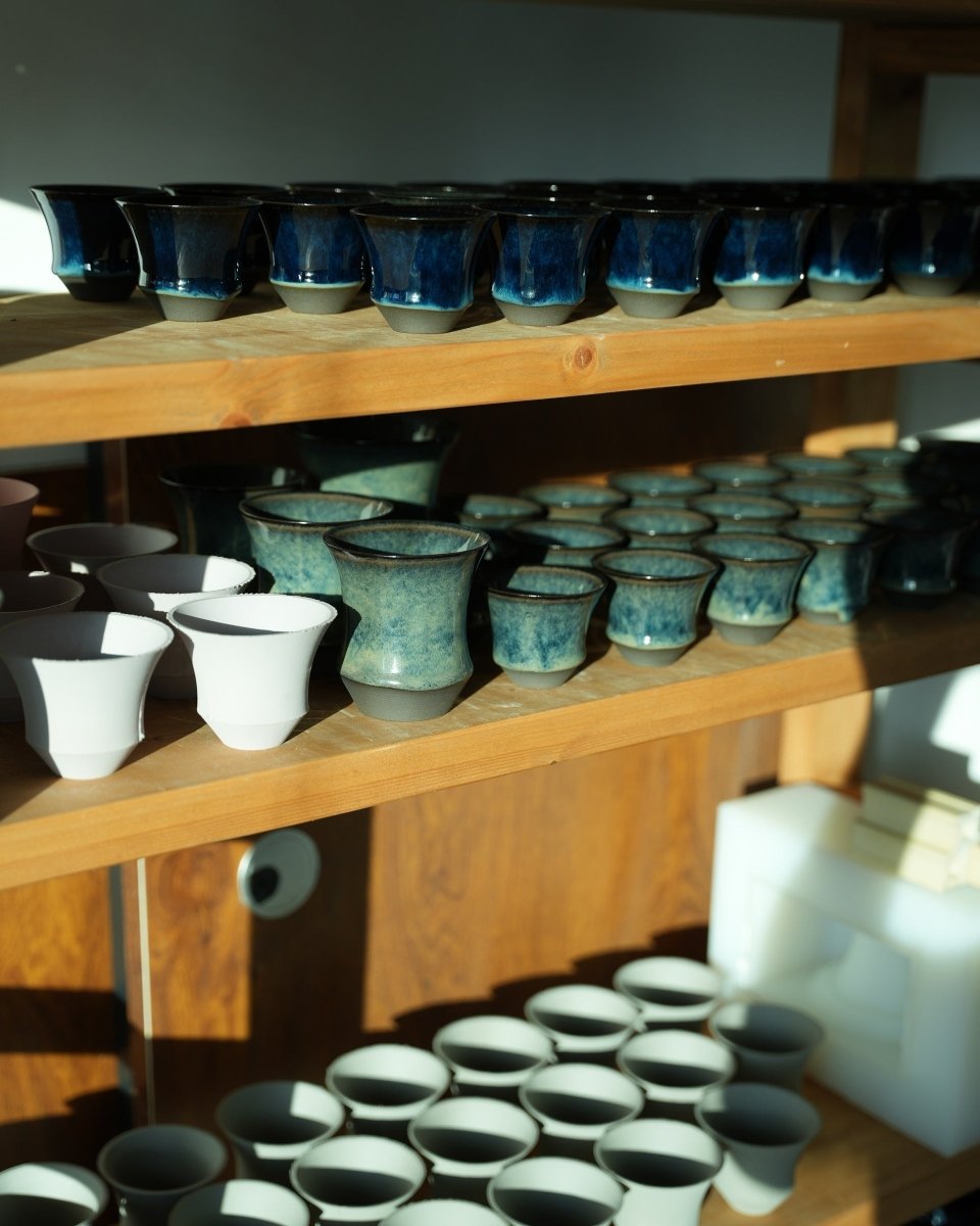 Coffee Stage Sharing Cup 系列已上釉杯與製作中杯身排列在香港工場木架上