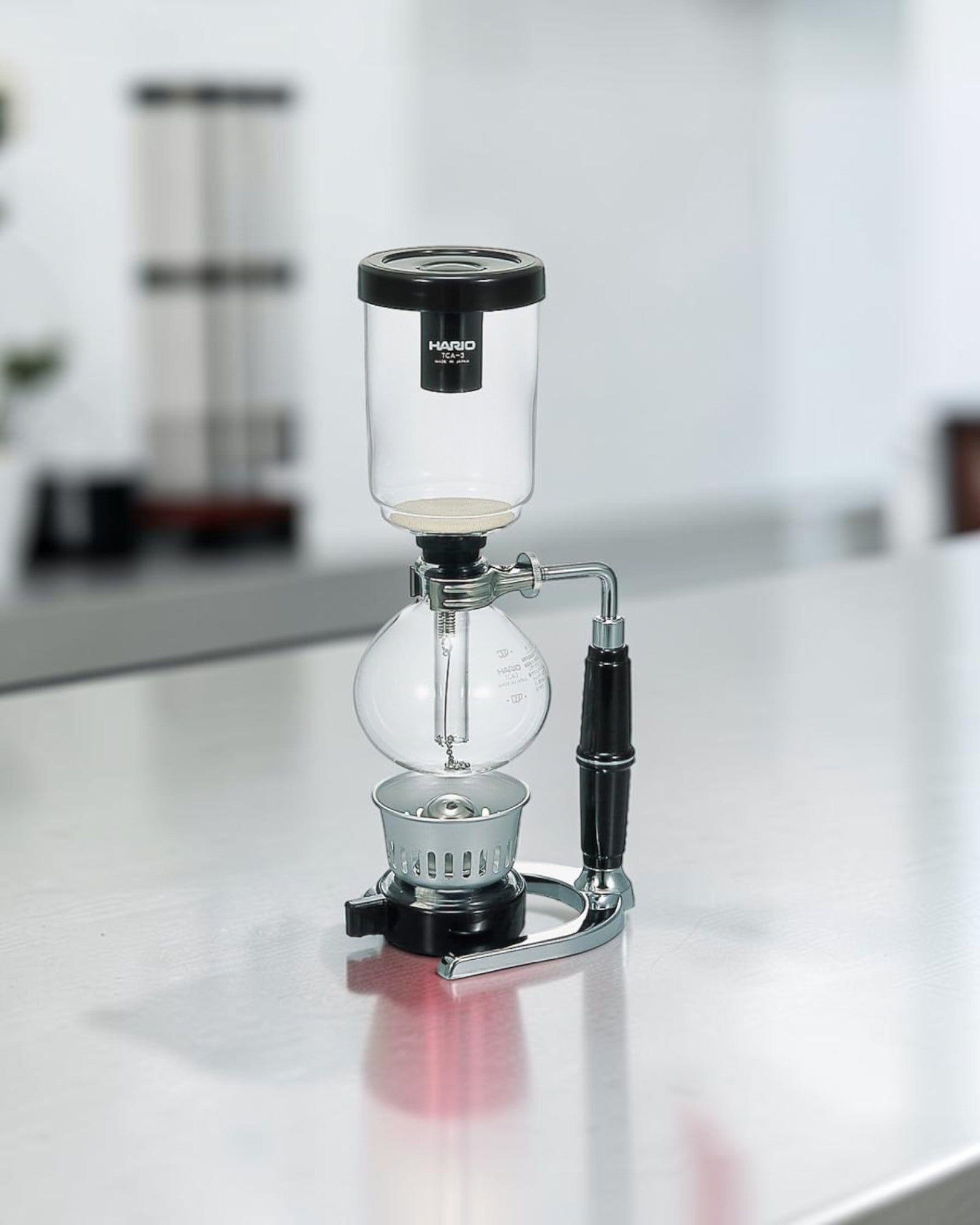 HARIO Technica TCAR-3 三人用虹吸式咖啡壺放置於明亮專業工作檯的情境封面圖
