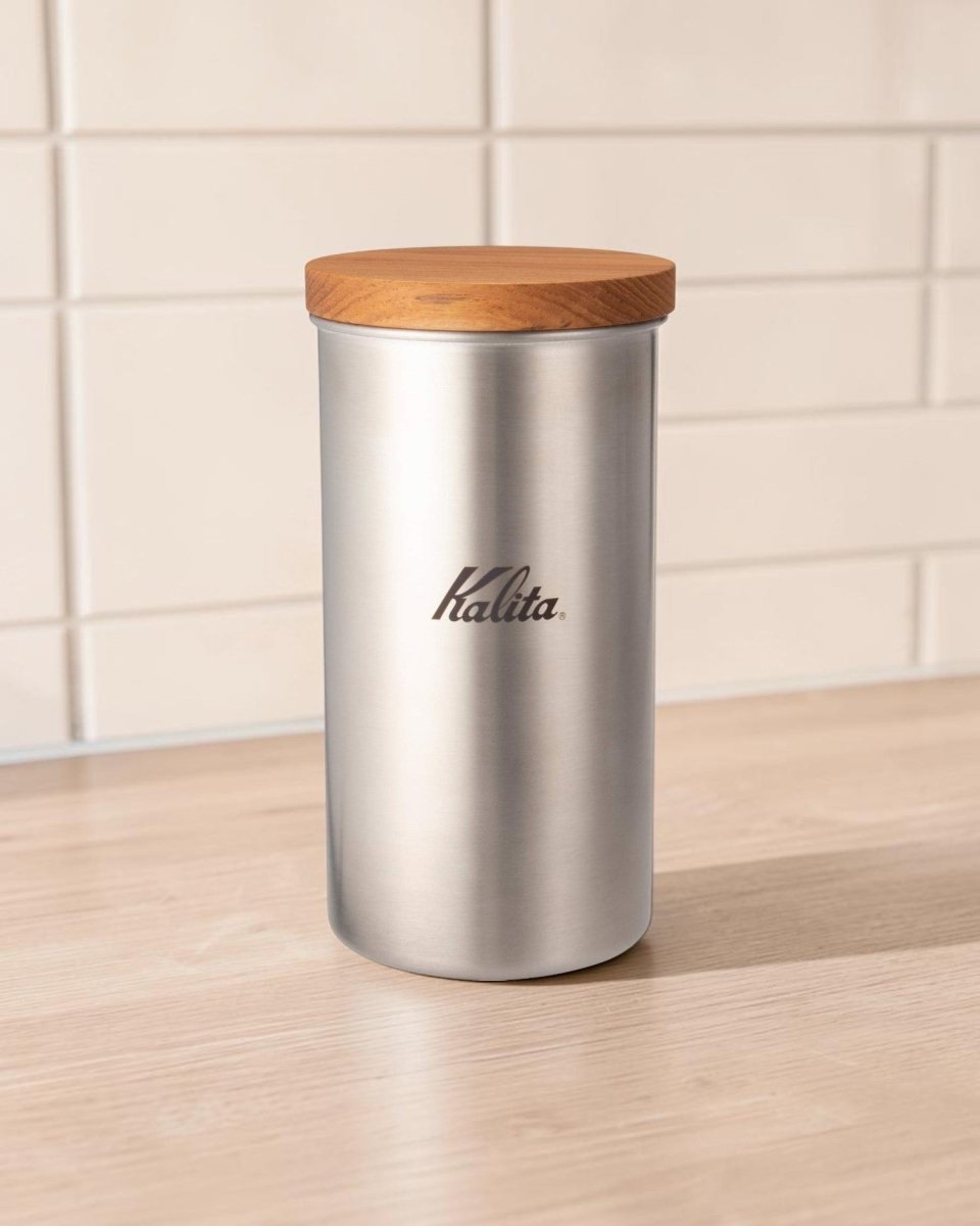 Kalita for Outdoors 不鏽鋼咖啡豆儲存罐置於明亮廚房檯面