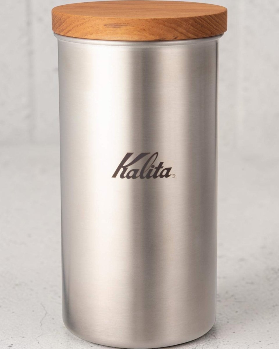 Kalita for Outdoors 550ml 不鏽鋼咖啡豆儲存罐置於淺灰工作室檯面
