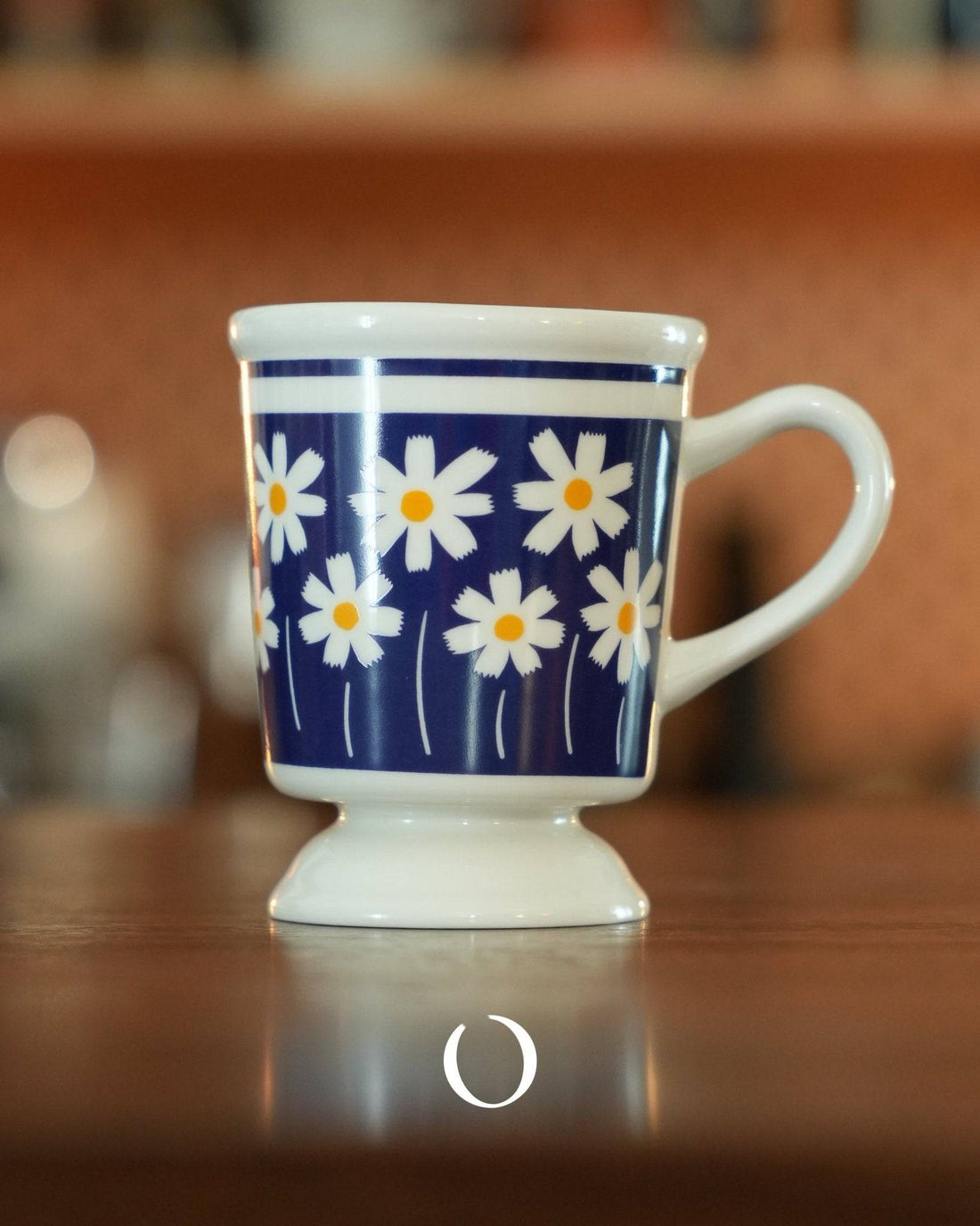Vintage Showa-era coffee cup with white daisy pattern on deep blue background, featuring elegant floral design and nostalgic charm, perfect for coffee, tea, or gift-giving