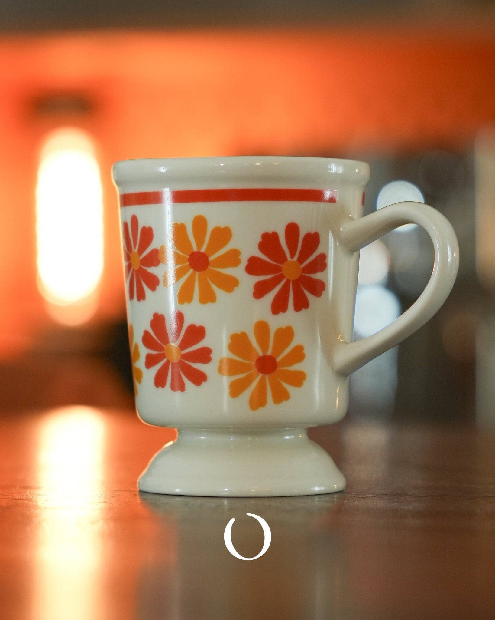 Vintage ippinsha Showa era coffee cup with orange and red floral pattern, ceramic material, 250ml capacity, retro design on white background with warm lighting, perfect for daily use or gifting