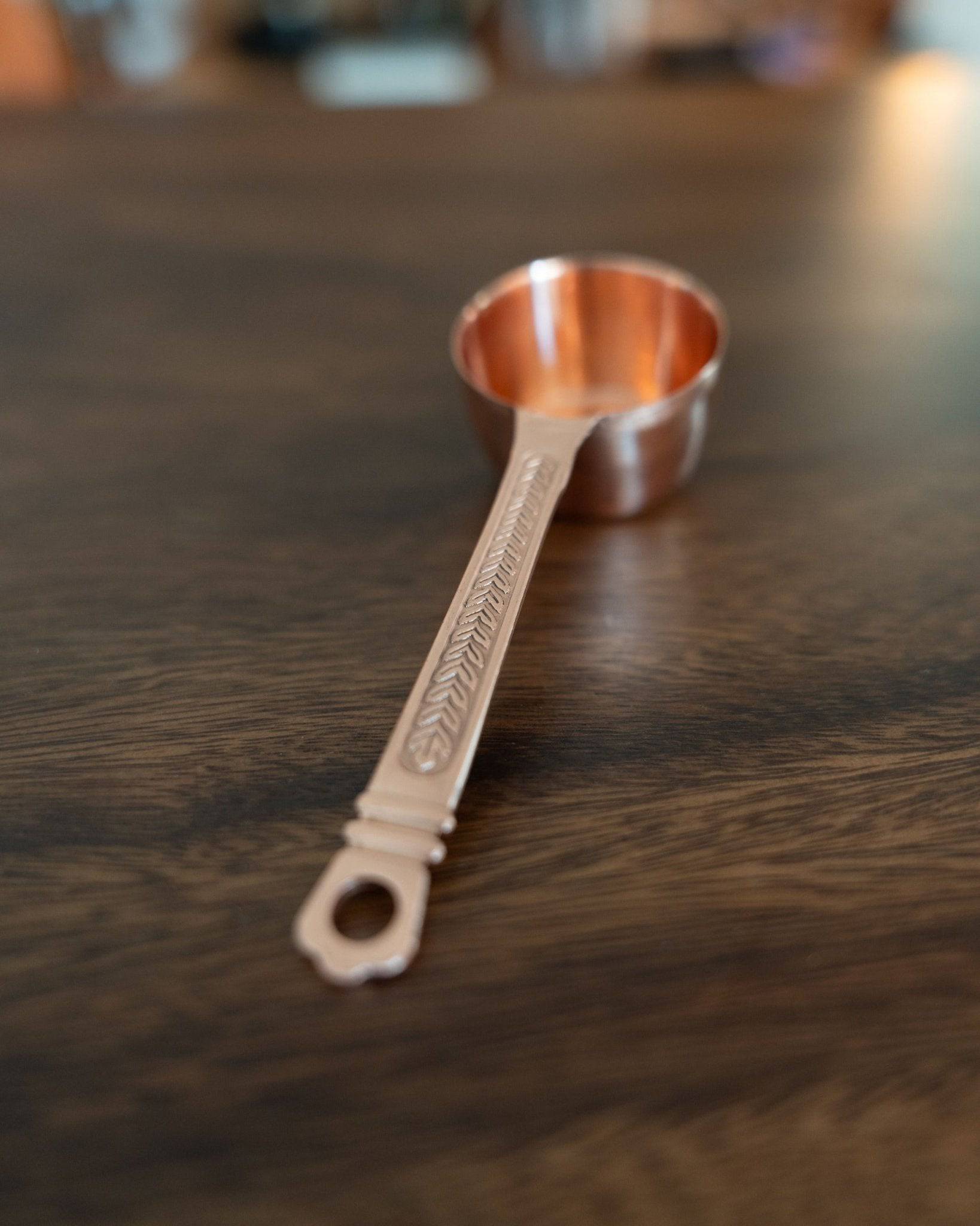Kalita copper coffee scoop with laurel pattern, 10g capacity, elegant rose gold design on wooden surface, precise measuring tool for coffee beans