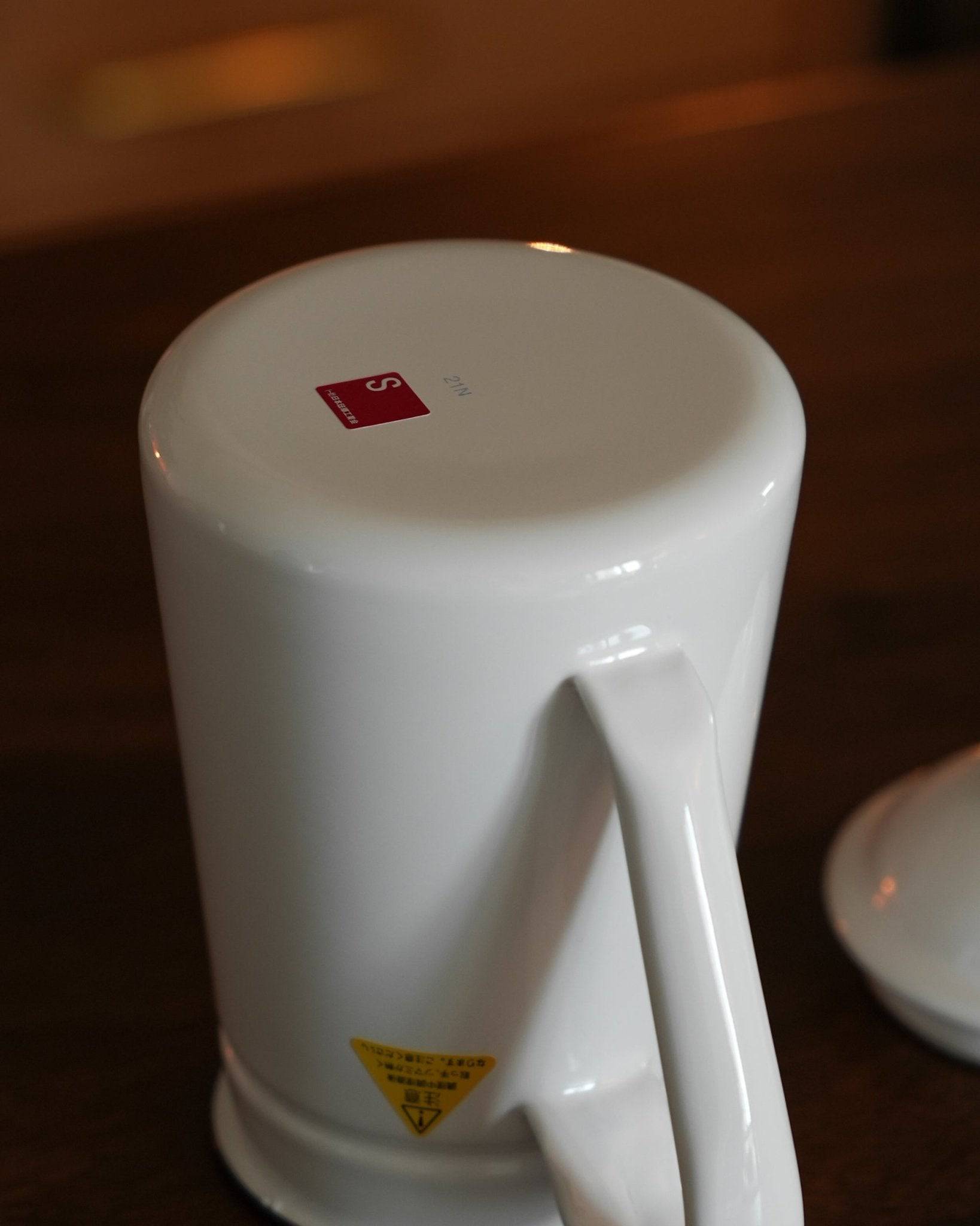 White Kalita enamel pour-over kettle 1L limited edition, showcasing sleek design and ergonomic handle, perfect for precise coffee brewing