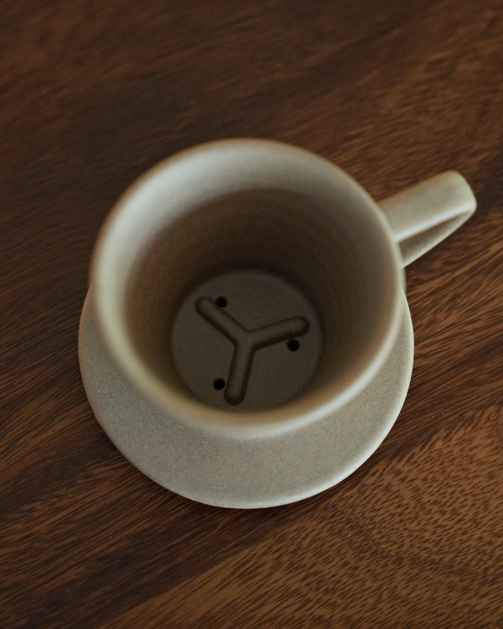 Kalita SG-155 Hasami-yaki sandstone coffee dripper with three-hole design, showcasing traditional Japanese ceramic craftsmanship and modern brewing technology, ideal for 1-2 cups of premium coffee extraction