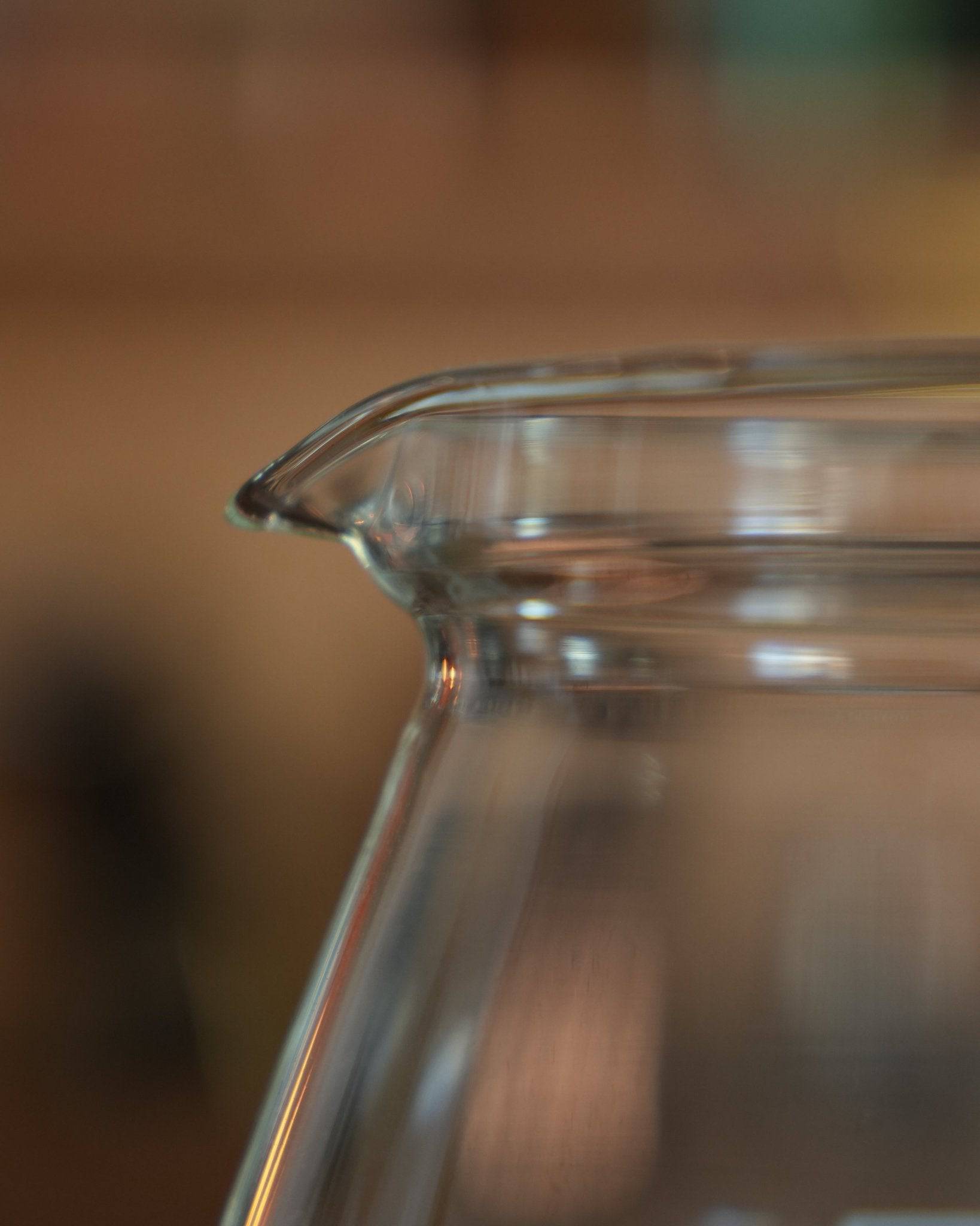 Close-up of Melitta MJ500S glass coffee pot spout and rim, showcasing precision pouring design and durable borosilicate glass construction for optimal coffee brewing experience