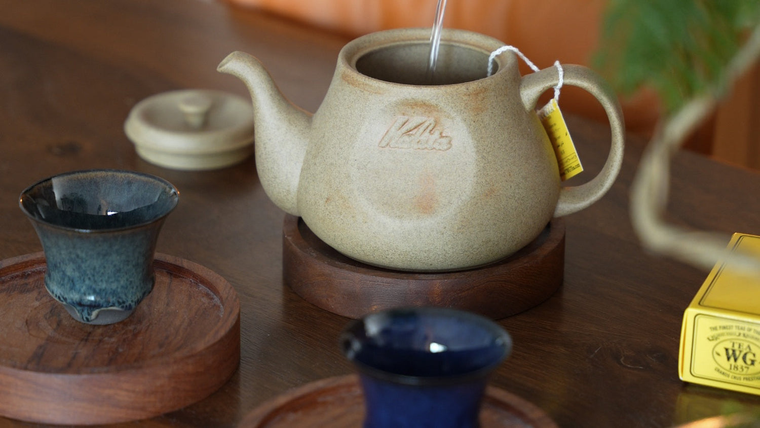 清水注入米色茶壺，兩隻 Coffee Stage Sharing Cup S Size 放在木托盤上