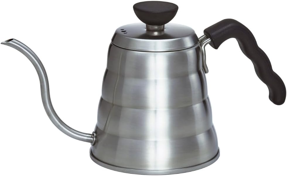 HARIO V60 Buono 銀色 500 mL 細口壺，黑色波形手柄與壺嘴清楚可見（VKBR-70-HSV・圖 1）