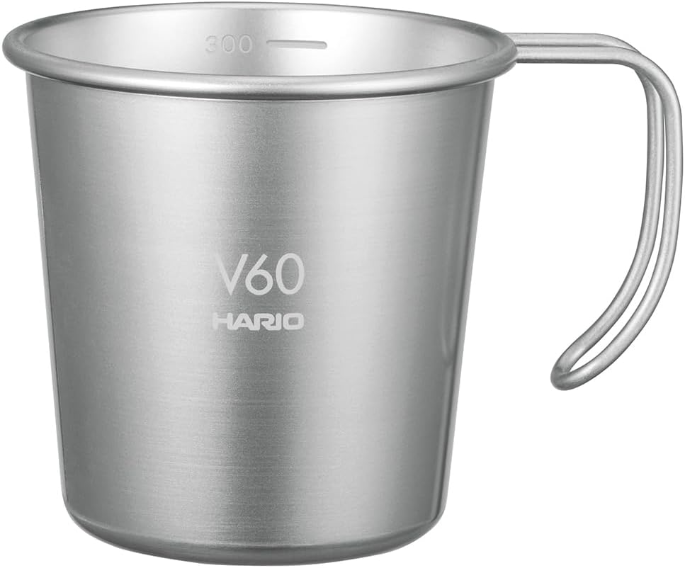 一隻 HARIO V60 Outdoor 銀色金屬疊放杯，杯身標誌與手柄可見（O-VSM-30-HSV・圖 1）