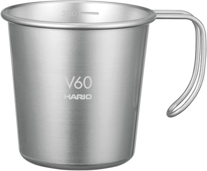 一隻 HARIO V60 Outdoor 銀色金屬疊放杯，杯身標誌與手柄可見（O-VSM-30-HSV・圖 1）