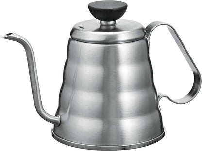 HARIO V60 Outdoor 銀色金屬細口壺，側面可見細長壺嘴與環形手柄（O-VKB-70-HSV・圖 1）