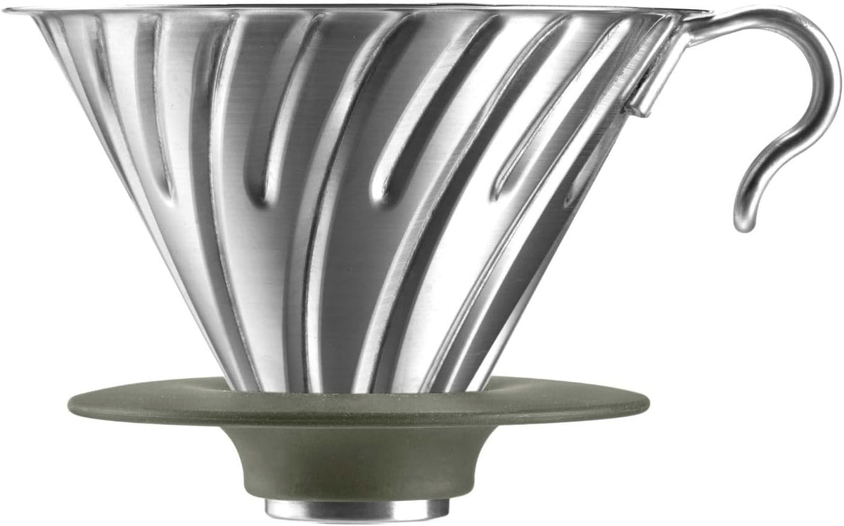 HARIO V60 Outdoor 02 號金屬濾杯，銀色螺旋肋與深色底座（O-VDM-02-HSV・圖 1）