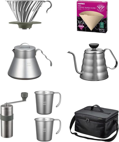 HARIO V60 Outdoor Full 套裝內容排圖，含磨豆機、兩隻金屬杯及手沖器具（O-VOCF・圖 1）
