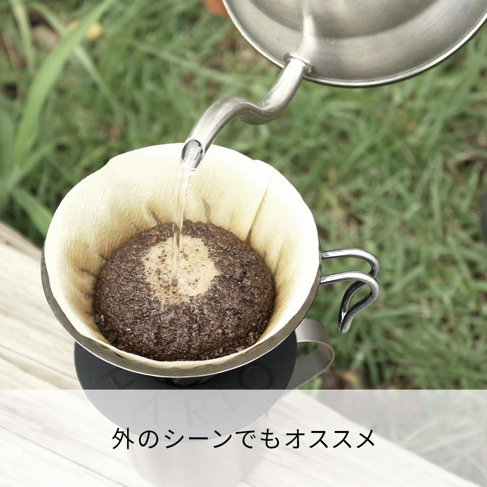 戶外手沖時銀色細口壺向濾紙內的咖啡粉注水（O-VKB-70-HSV・圖 2）