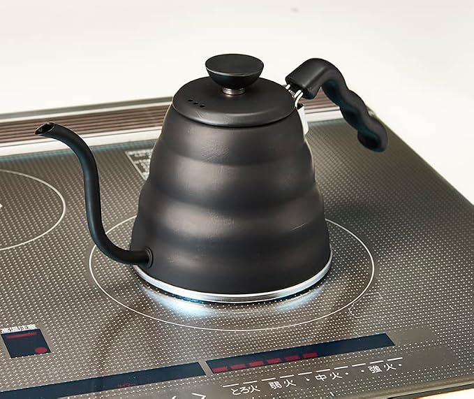 霧黑 Buono 800 mL 細口壺放在電磁爐上（VKBR-120-MB・圖 3）