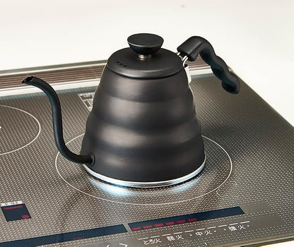 霧黑 Buono 800 mL 細口壺放在電磁爐上（VKBR-120-MB・圖 3）