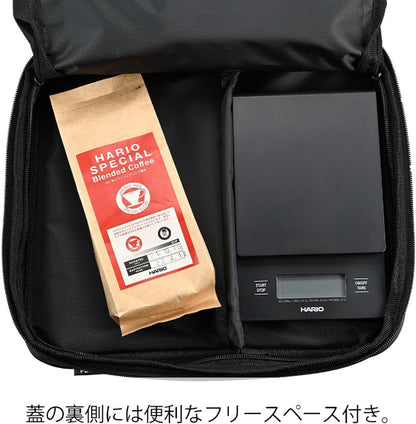 Outdoor 收納袋上蓋內側的置物空間，放有咖啡包與電子磅秤（O-VOCB・圖 4）