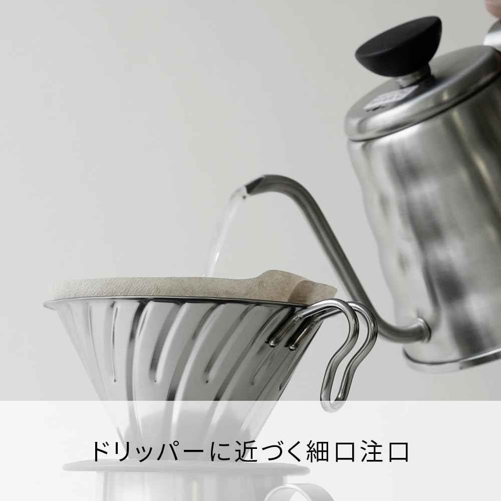 HARIO Outdoor 細口壺向金屬濾杯注水的壺嘴特寫（O-VKB-70-HSV・圖 5）