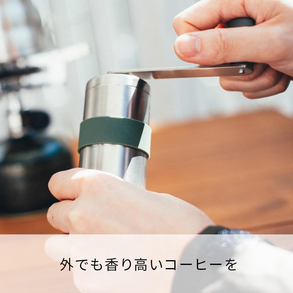 雙手使用 HARIO Outdoor 金屬磨豆機轉動搖柄（O-VMM-1-HSV・圖 5）