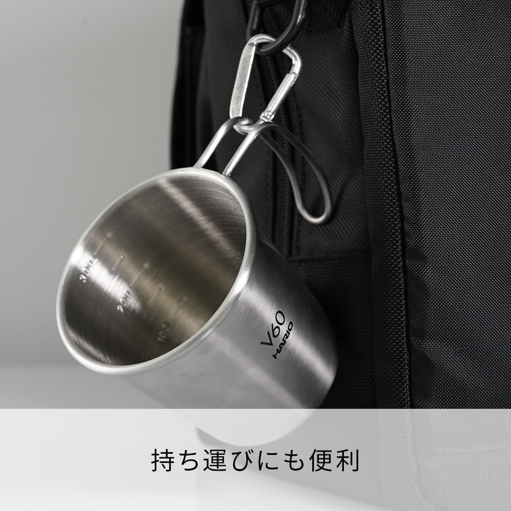 Outdoor 金屬杯以扣環掛在黑色收納袋外側（O-VSM-30-HSV・圖 6）