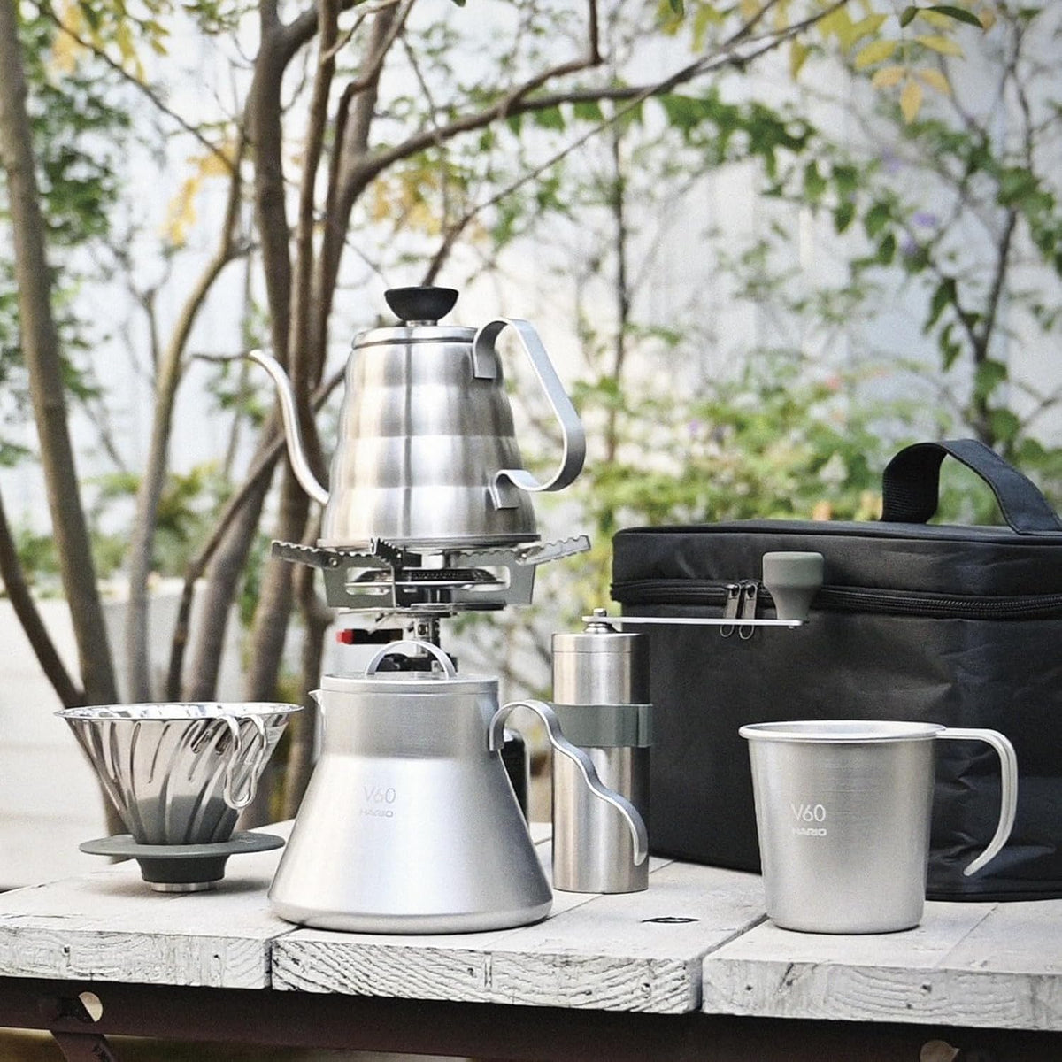 戶外桌面上的 HARIO Outdoor 細口壺、濾杯、磨豆機與杯子（O-VKB-70-HSV・圖 6）