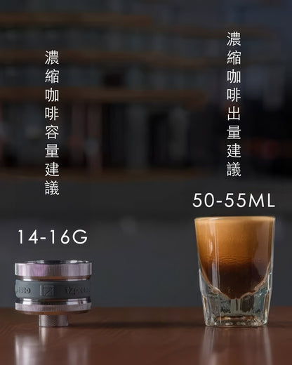 1Zpresso Y3 manual espresso maker components: coffee grounds container suggesting 14-16g capacity, glass with freshly brewed espresso showing recommended 50-55ml output, on wooden surface with Chinese text