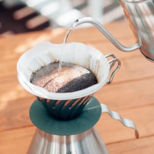 HARIO V60 Outdoor 金屬濾杯裝入濾紙進行手沖的使用示範