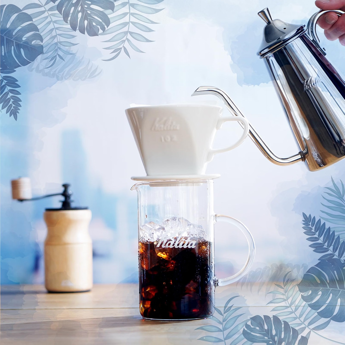 Kalita Jug500 耐熱玻璃咖啡壺盛載咖啡的使用情境；場景中的濾杯／杯具不包含在內