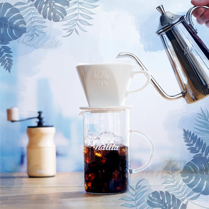 Kalita Jug500 耐熱玻璃咖啡壺盛載咖啡的使用情境；場景中的濾杯／杯具不包含在內