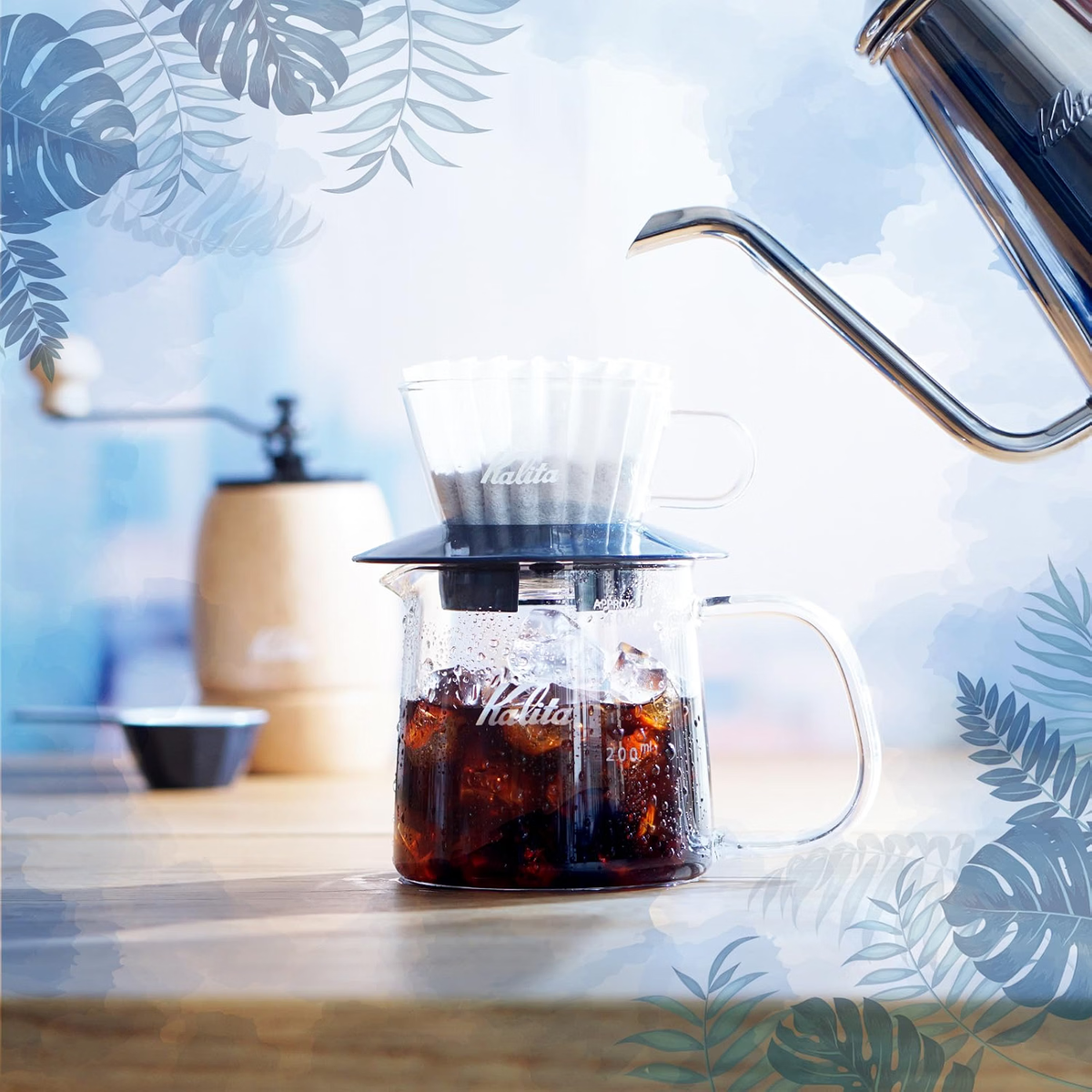 Kalita Jug400 透明玻璃咖啡壺承接手沖咖啡；畫面中的濾杯及手沖壺不包含在內