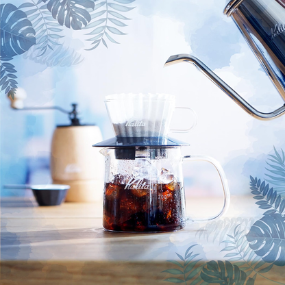 Kalita Jug400 透明玻璃咖啡壺承接手沖咖啡；畫面中的濾杯及手沖壺不包含在內