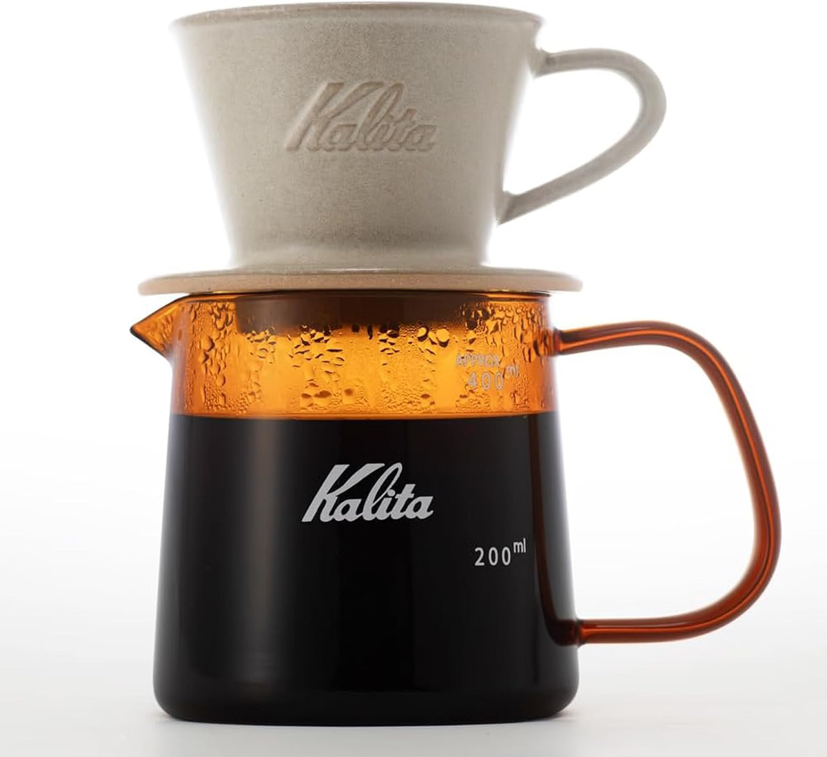 Kalita Jug 400 Amber 琥珀色咖啡壺搭配陶瓷濾杯的示範；濾杯不包含在內